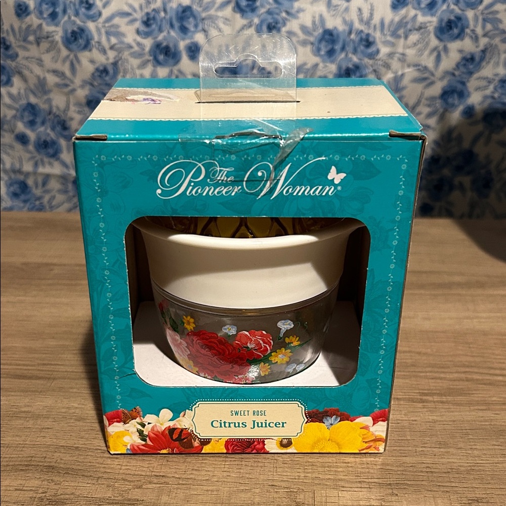 The Pioneer Woman Sweet Rose Citrus Juicer with Floral Accents